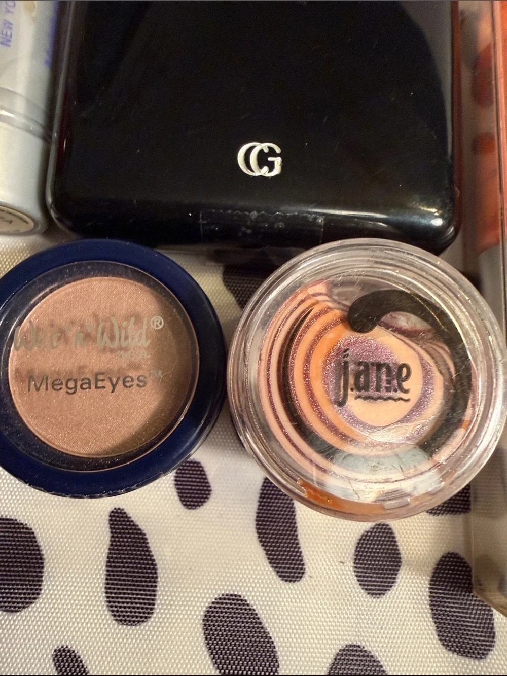 💄NWT Makeup Essentials Kit - Neutral Peach & more with a bl/wht crossbody bag